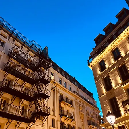 Parisian Flat Under The Roofs * Париж