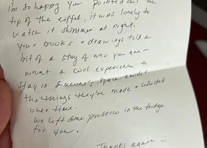 Parisian Flat Under The Roofs شقة