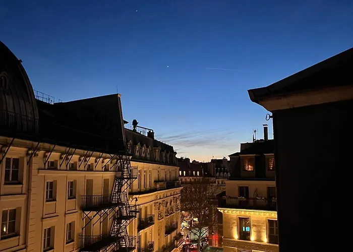 Parisian Flat Under The Roofs Lägenhet