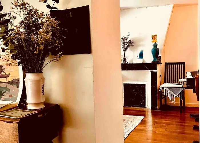 Διαμέρισμα Parisian Flat Under The Roofs *